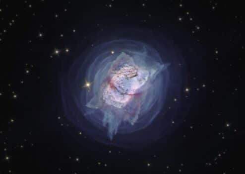 A NGC 7027, também conhecida como Nebulosa da Joia do Inseto, é uma nebulosa planetária de emissão, muito jovem e densa, localizada a cerca de 3.000 anos-luz (920 parsecs) da Terra, na constelação do Cisne. ® ESA/Hubble.
