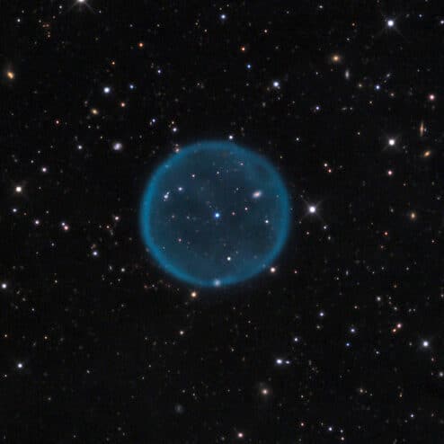 Abell 39 é uma nebulosa planetária de baixo brilho superficial na constelação de Hércules. Estima-se a cerca de 3.300 anos-luz da Terra. É quase perfeitamente esférica e também uma das maiores esferas conhecidas com um raio de cerca de 1,3 anos-luz. ® Adam Block/ML.SkyCenter/UA.