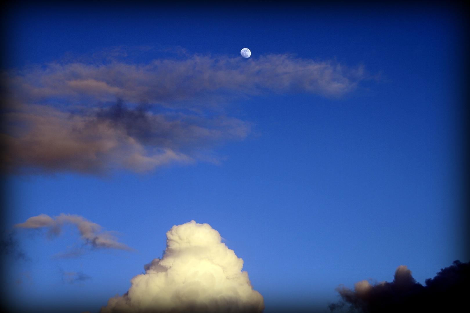 A Lua nas Nuvens